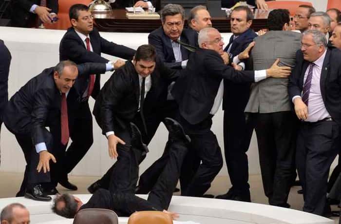 Deputado Orhan Duzgun caiu enquanto membros do seu partido e oposição brigavam em fevereiro de 2015, na Turquia.  REUTERS/Stringer 