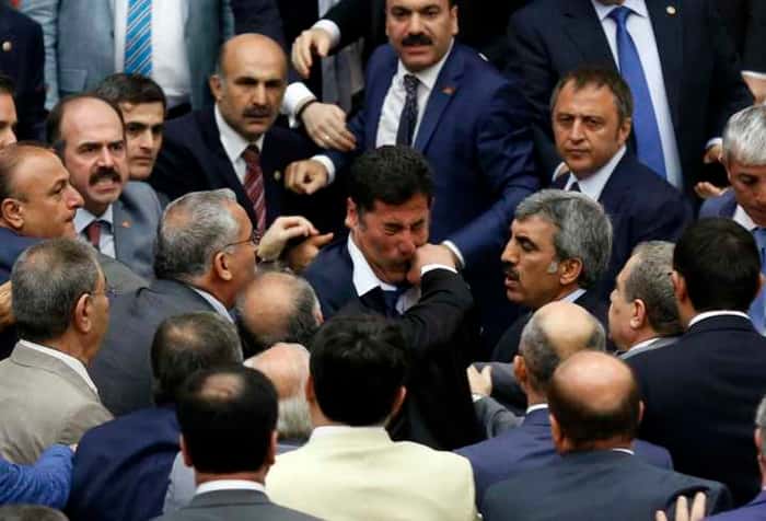 Deputado Muhyettin Aksak soca a face dde outro deputado, Sinan Ogan, durante debate em Ankara, na Turquia em agosto de 2014 August 4, 2014.  REUTERS/Stringer 