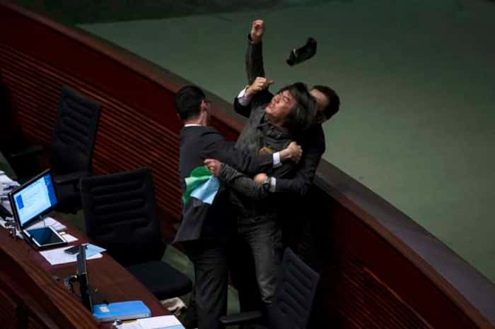 O político Leung Kwok-hung  atirou coisas no secretários de financças, John Tsang, em Hong Kong  em fevereiro de 2015. REUTERS/Tyrone Siu 