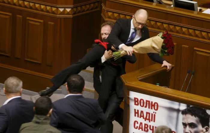 Deputado Oleg Barna retira primeiro ministro ucraniano, Arseny Yatseniuk, da tribuna durante sessão em Kiev, Ucrânia em dezembro de 2015. REUTERS/Valentyn Ogirenko