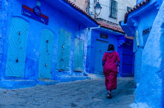 Chefchaouen, no norte do país, atrai a atenção dos turistas pelas cores de suas casas 