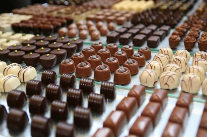 Chocolate X Bombom: o doce só pode ser considerado chocolate ao leite quando é composto por, pelo menos, 25% de cacau. 