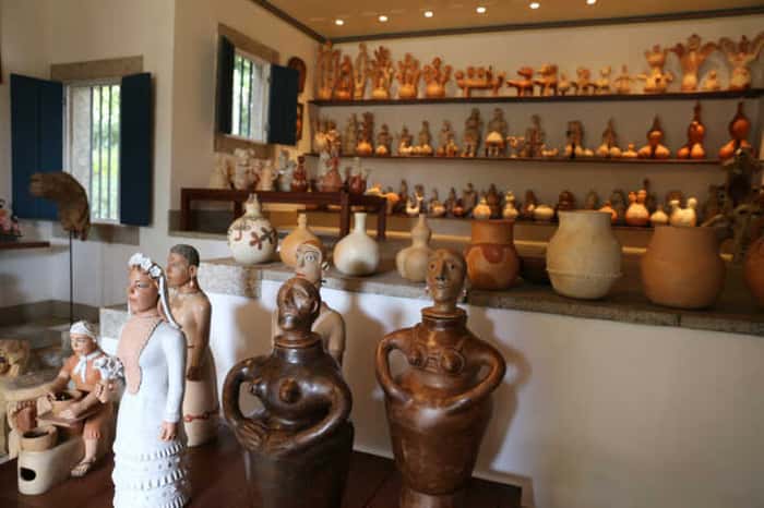 Coleção de arte brasileira, com cerâmicas do Vale do Jequitinhonha, de Minas Gerais