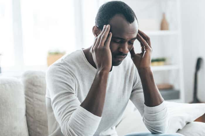 2- Dor de cabeça: sofrer por dias seguidos com esse problema pode ser sinal de exaustão. Logo, a recomendação é procurar um médico para um diagnóstico detalhado.