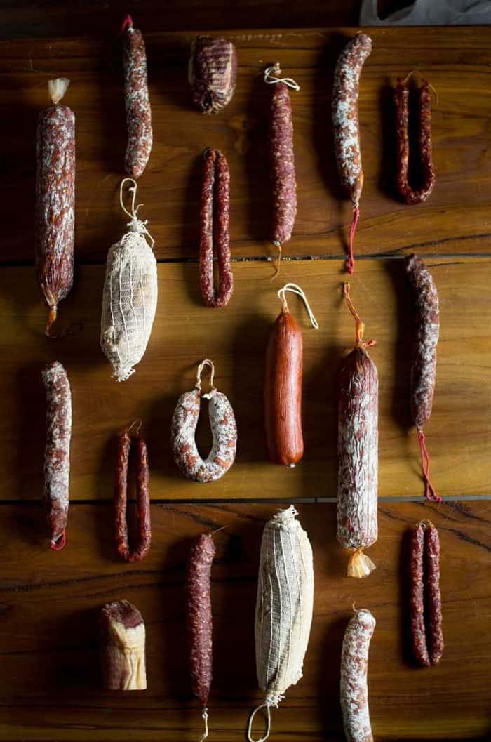 Embutidos artesanais Pirineus: cone de mini embutidos por R$ 15; jamón serrano e chorizo espanhol por R$ 20; morcilla, linguiça parrilera e tábua de embutidos por R$ 25