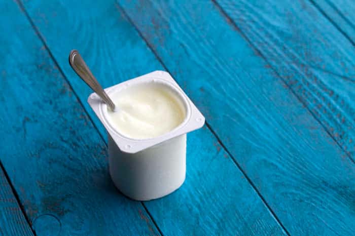 Manteiga: uma porção de 100g de manteiga tem 1,5 mcg de vitamina D. Mas, lembre que quando aquecidas as gorduras ficam saturadas, além de comprometer as vitaminas. Então consuma fresca e , de preferência, com pão integral, já que as fibras melhoram a absorção de nutrientes.
