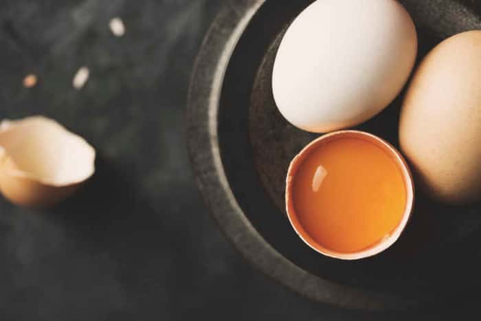 Ovos: cada unidade (grande) contém  1,1 mcg de vitamina D. A nutricionista Ana Flor Picolo recomenda o consumo do ovo caipira, que costuma ter uma maior quantidade de nutrientes. Também prefira ovos mexidos ou cozidos, evitando a gordura da fritura.