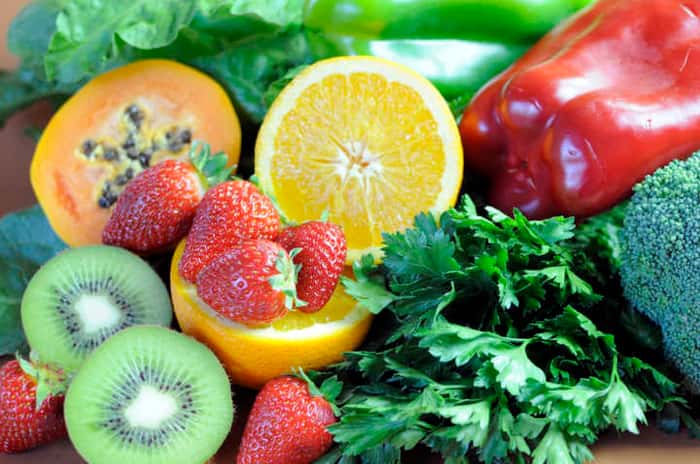 Vitamina C: por atuar na produção dos neurotransmissores , melhora o sono e ansiedade. Encontrada em frutas como kiwi, acerola, abacaxi, morango, limão, laranja, goiaba e caju.