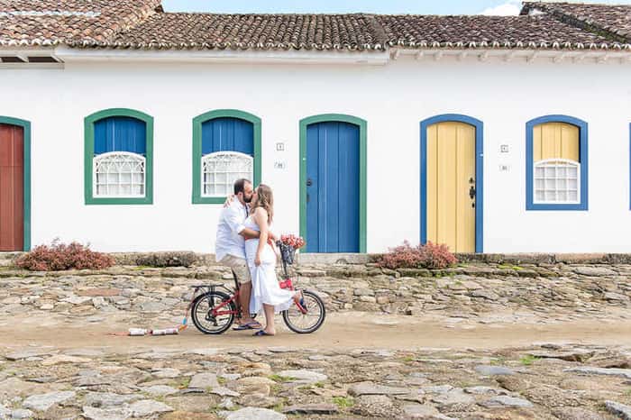 O casal Nicole e Rodrigo, em Paraty (RJ)