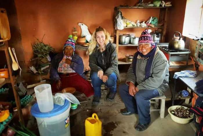 Simone com moradores no lago Titicaca, no Peru
