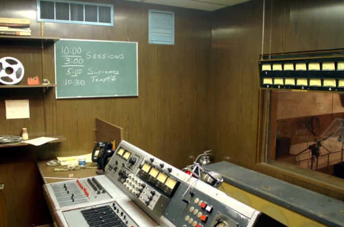 Vista da sala de controle do Studio A, em Detroit. O local preserva até hoje o chão desgastado com as batidas empolgadas dos pés de Berry Gordy, fundador do estúdio Motown, nos Estados Unidos