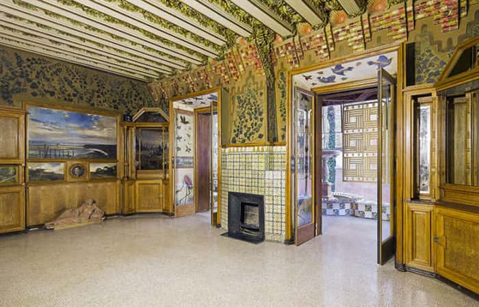 Sala de jantar da Casa Vicens tem móveis projetados para o cômodo e paredes decoradas com telas da coleção do primeiro dono da casa