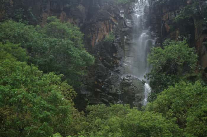 De março e junho, as chuvas são responsáveis pela formação de cachoeiras que escorrem nos imponentes paredões rochosos da Praia do Sancho