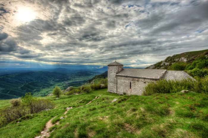 9 - Vale Vipava, Eslovênia (Vista da igreja de São Jeronimo, no monte Nanos)