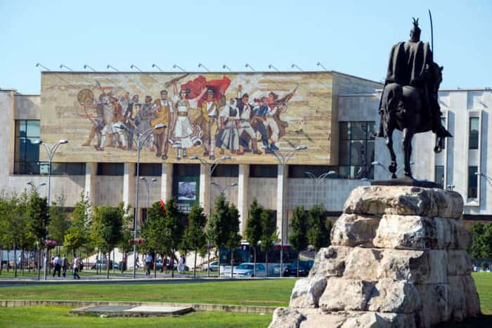 10 - Tirana, Albânia (Vista do Museu de História Nacional, em Tirana)