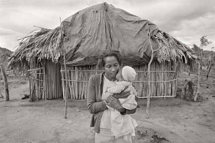 Foto Mãe e bebe Kalunga do portfólio Quilombola Tradições e Cultura da Resistência (2005), de Andre Cypriano