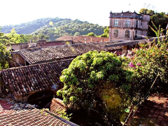 Localizado na Serra da Cantareira, O Velhão é uma pequena vila com bares, mercearia, restaurantes e outros estabelecimentos

