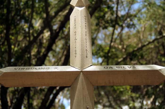 Na trilha até a Grota do Angico é possível ver a cruz que faz homenagem a Lampião, morto no local, em 1938, ao lado de seu bando