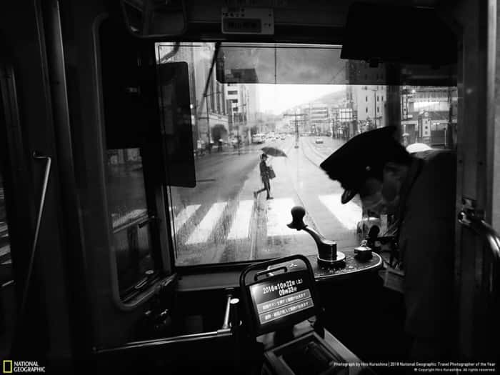 Condutor de bonde de Nagasaki, no Japão, fotografado em um dia chuvoso; imagem venceu na categoria Cidades