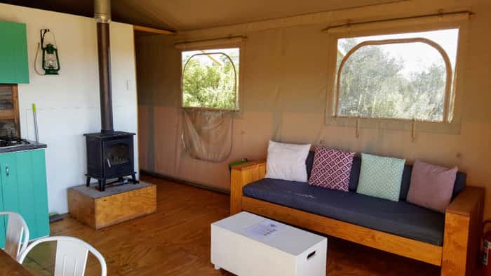 A tenda possui dois quartos com ar condicionado/aquecedor, banheiro com chuveiro quente, sala e cozinha 