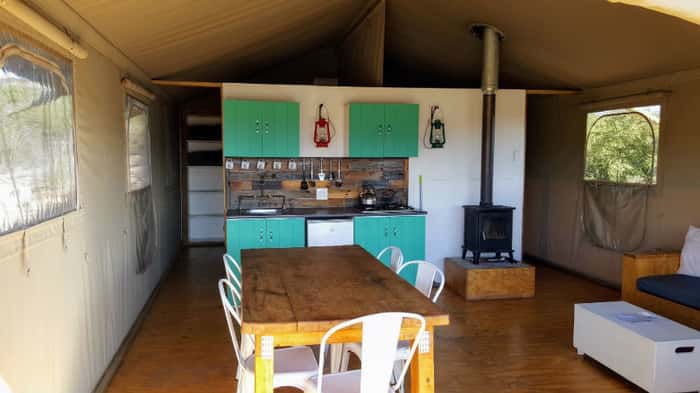 A tenda possui dois quartos com ar condicionado/aquecedor, banheiro com chuveiro quente, sala e cozinha 