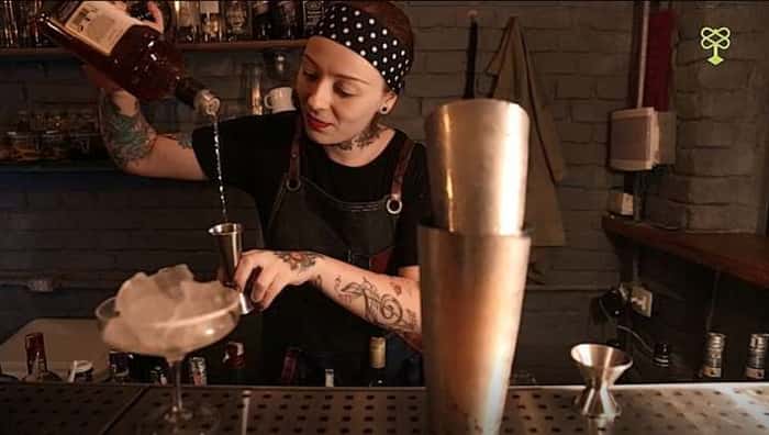A bartender Stephanie Marinkovic é a responsável pela criação dos drinks do Espaço 13