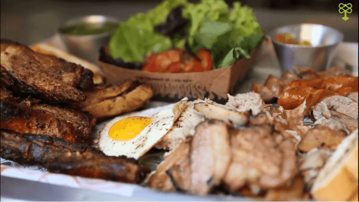 O restaurante Carburadores, especializado em churrasco defumado, oferece pratos com variedades de carnes para dividir com os amigos