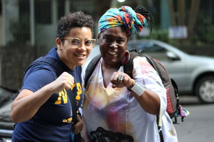 Duas mulheres negras apontam para a câmera