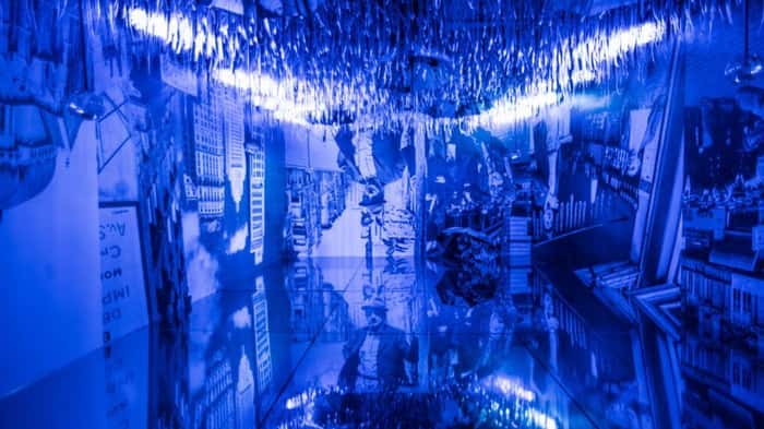 Sala da Garoa iluminada com luz azul