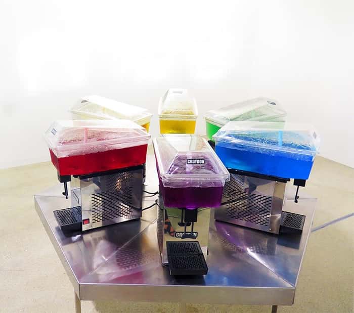 Obra de Opavivará mostra máquinas de suco, com diferentes sabores