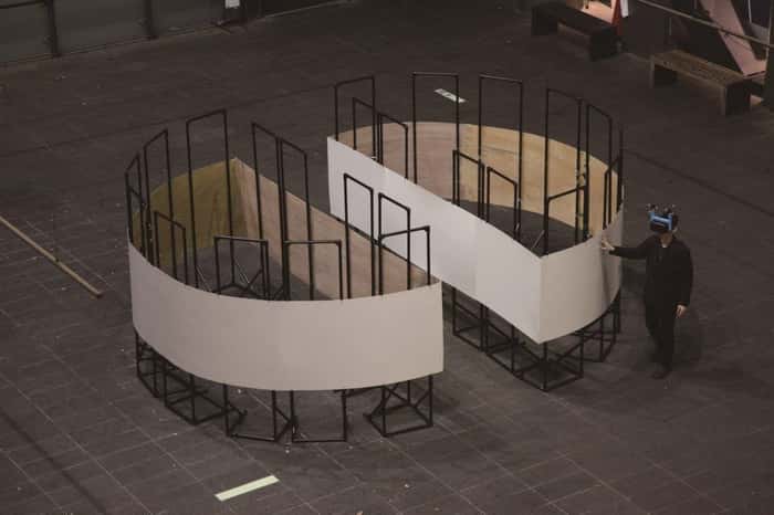 Em “Unlimited Corridor” (Corredor Infinito), do japonês Keigo Matsumoto, os visitantes andam em um espaço circular sem perceber