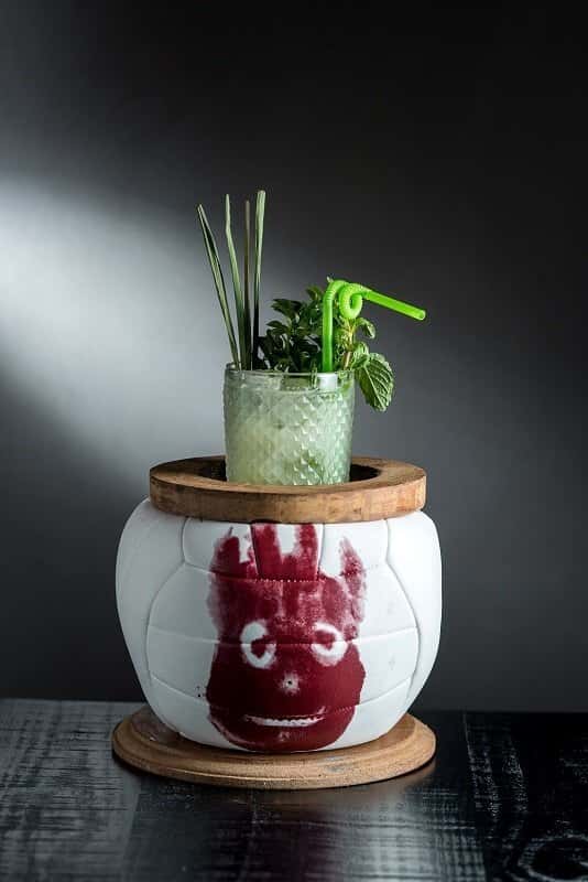 “Wilson visita Olívio”, bebida que leva Tanqueray Gin, água de coco, limão, uva verde, capim-santo e hortelã (R$ 30)
