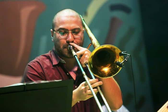 Close do trombonista João Machala tocando