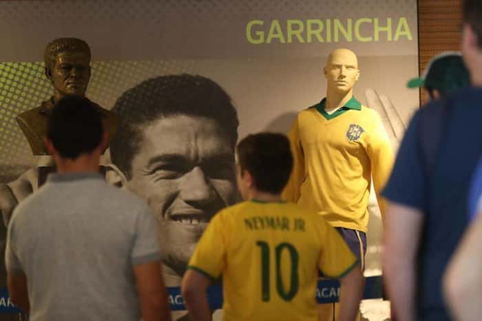 Visitantes conferem as obras do Tour Maracanã