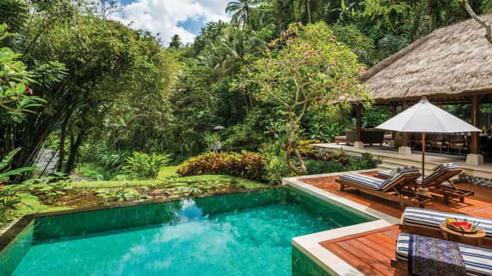 O hotel oferece suítes espaçosas e vilas com piscinas privativas