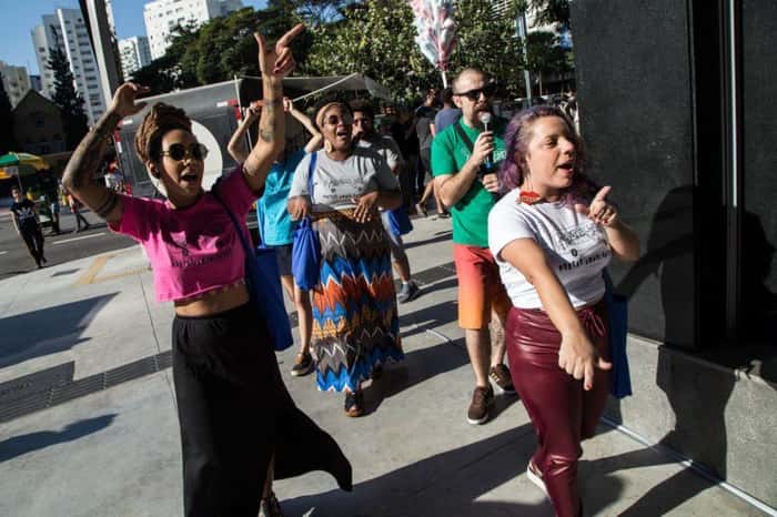 Poetas Ambulantes se apresentam em frente ao Sesc Avenida Paulista