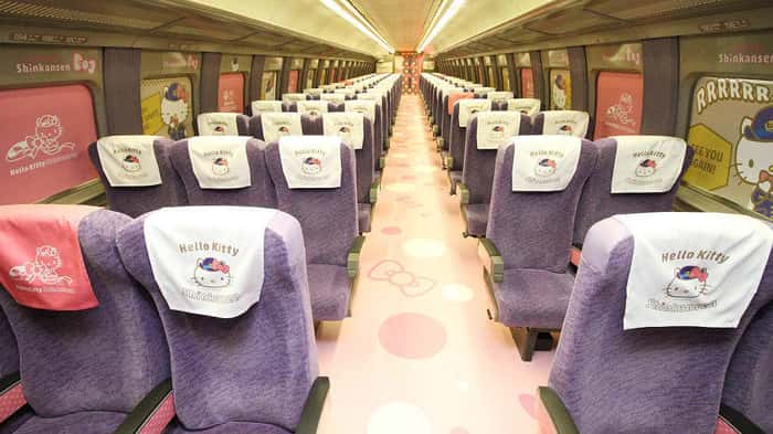 Interior do trem-bala temático da Hello Kitty