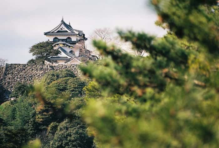 Localizada em uma região conhecida como Alpes Japoneses, a cidade de Nagoya abriga construções como o Castelo de Nagoya, réplica que substitui a obra original, destruída na 2ª Guerra Mundial. Essa cidade do centro do Japão foi uma das locações de ‘Ran’, um dos clássicos do cineasta Akira Kurosawa