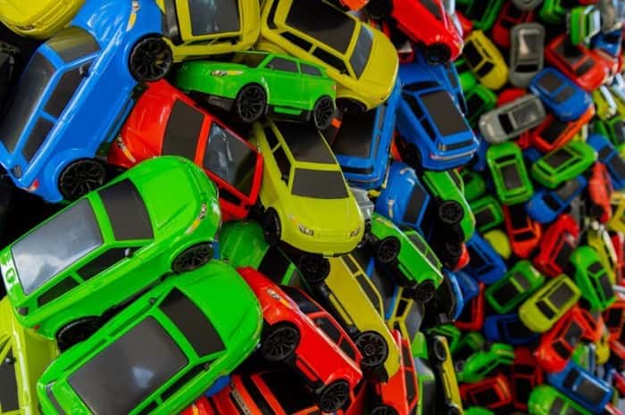 Detalhe da Instalação criada com 4 mil carrinhos de brinquedo de plástico