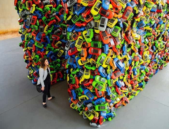 Instalação criada com 4 mil carrinhos de brinquedo de plástico