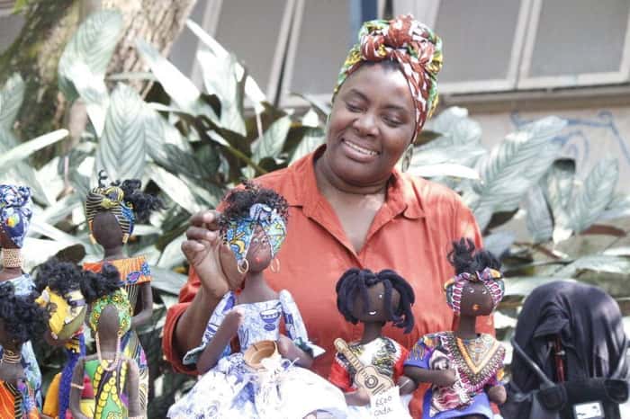 Bonecas afro vendidas na feira dos refugiados