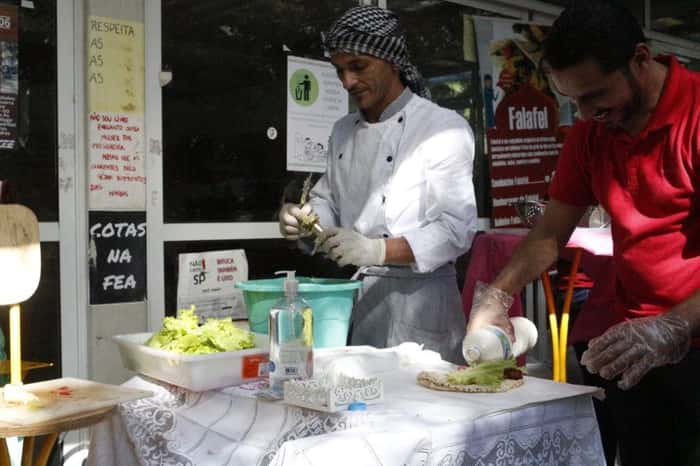 comidas típicas vendidas na feira dos refugiados