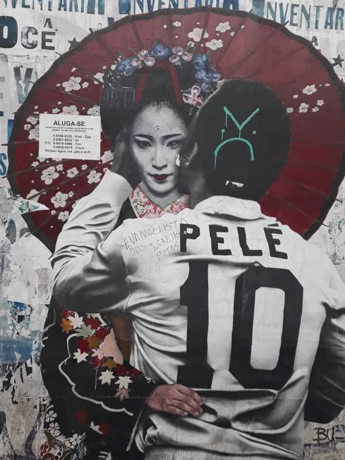 Graffiti de Pelé beijando uma japonesa na Liberdade