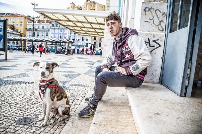 Morador de rua sentado e seu cão