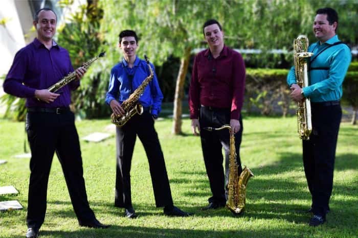 Quarteto Paulista de Saxofones em um parque