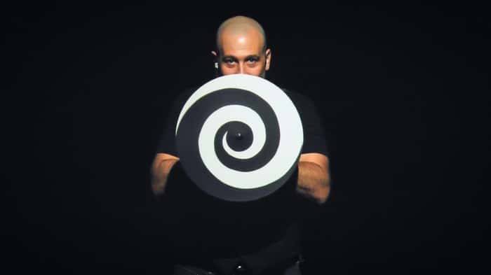 hipnotista com círculo de hipnose
