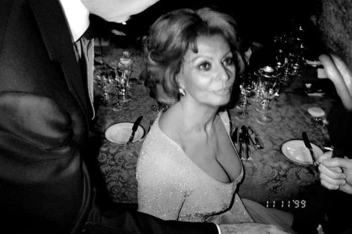 Foto informal em preto e branco de Sophia Loren