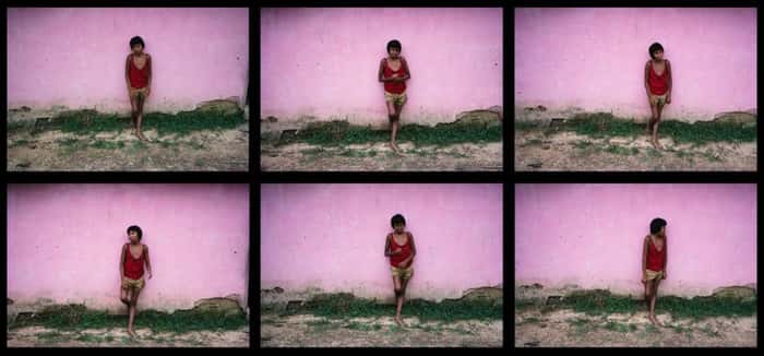 sequência de pessoa encostada em um muro cor de rosa