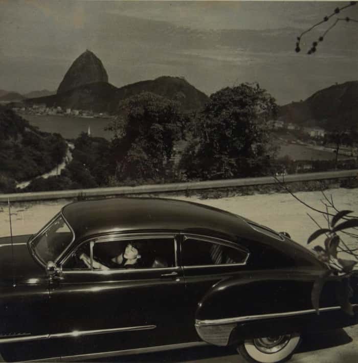 carro antigo na frente do Pão de Açúcar no Rio de Janeiro