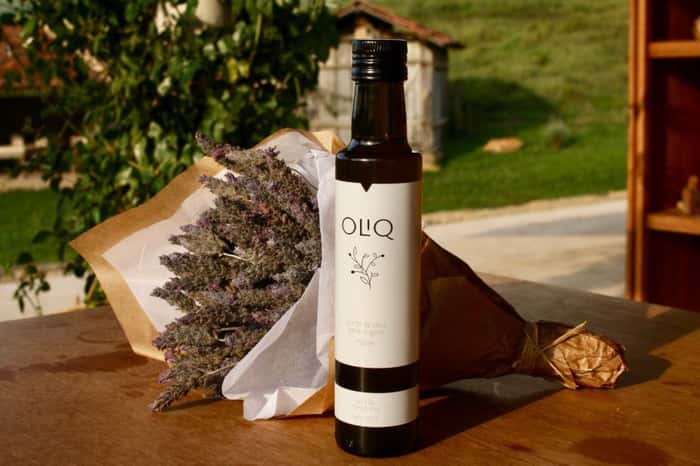 Azeite de oliva da marca Oliq ao ar livrre